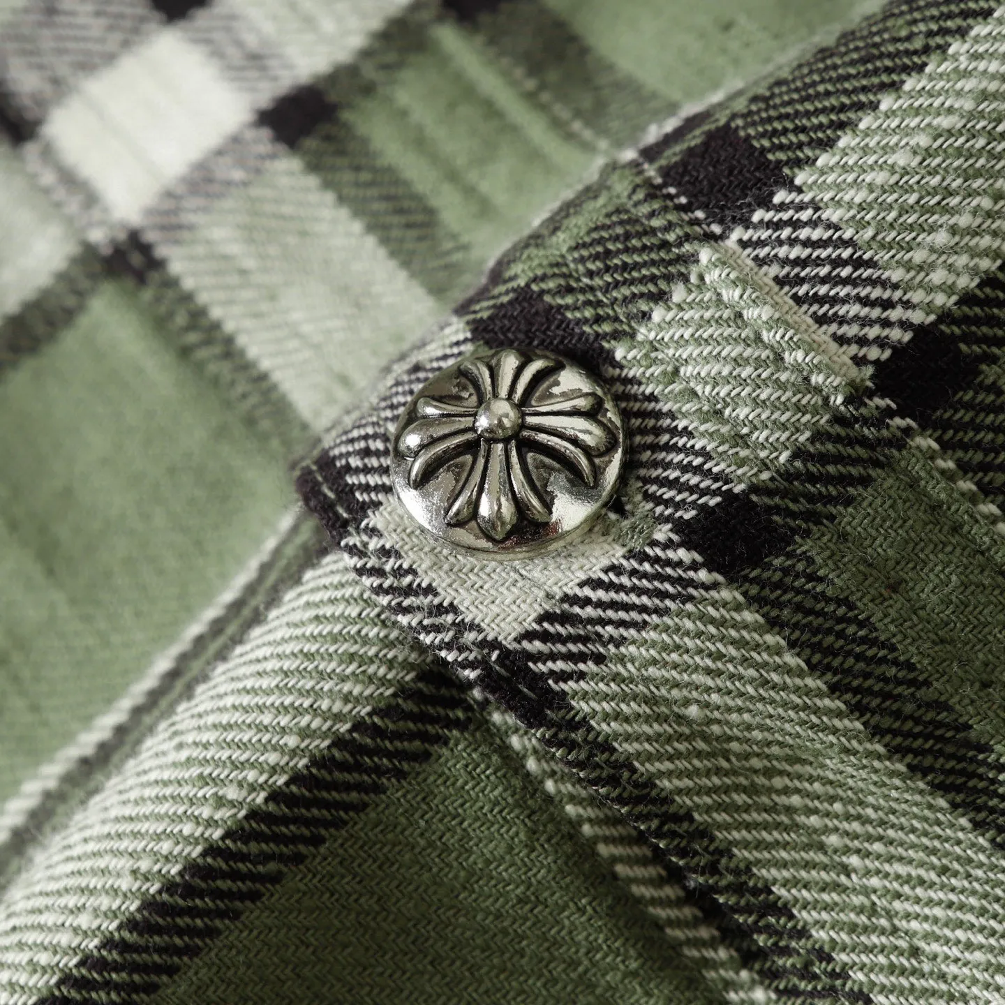 🅿️380 ch|24fw Crow Heart New Striped Plaid Splicing Silver Button Cardigan Shirt Process description: The fabric is made of custom-woven and custom-dyed wool blended fabric. The fabric contains wool components and has a very good texture. All the plaids are counter-position stitching. Every size and every plaid splicing is counter-position. It not only consumes fabric but also takes time. The details are very delicate. The sleeve logo printing uses special pulping. The characteristic of the printing process is the use of high-performance glue for printing, which creates a sense of layering on the printed pattern. The accessories of the new yb mold are used. Buttons and pocket silver jewelry are custom-developed using silver-plated foti materials. The cuffs are made with buttons and snaps that are consistent with yb and are designed with loose fit. The oversized version is truly restored. Color: blue/green/red. Size: S-XL.